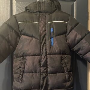 Super insulated boys camo and black puffer jacket size 8